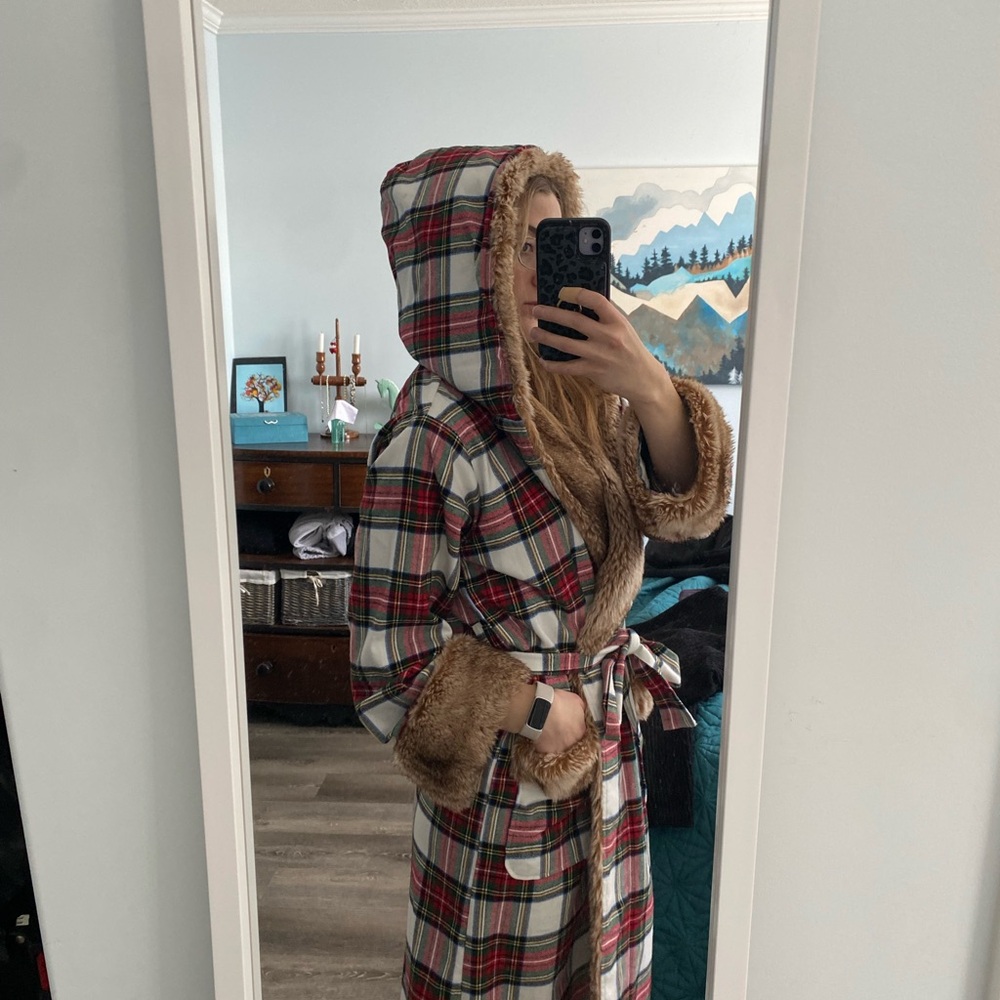 Pottery Barn Tartan Plaid Robe with Faux Fur - Picture 3 of 11